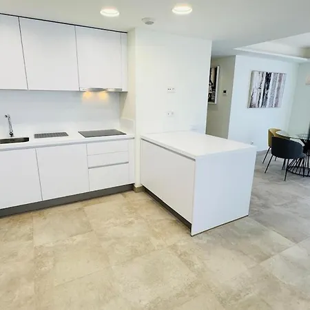 Infinity 2br&parking شقة إِستيبونا